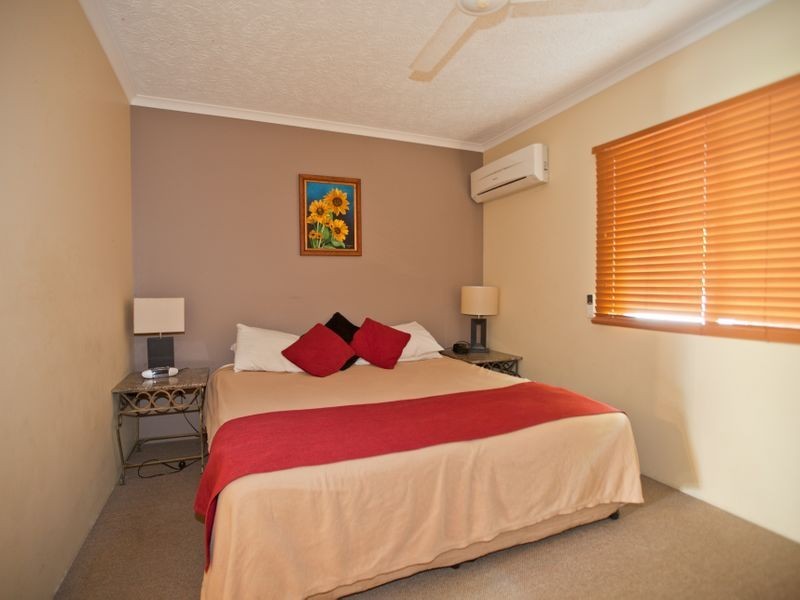 18/129 Oleander Street, Holloways Beach QLD 4878