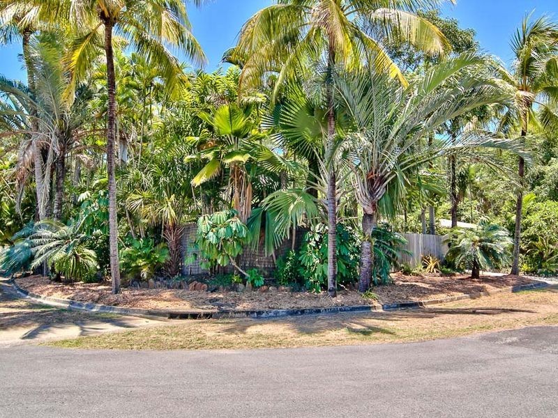 24 Maple Street, Holloways Beach QLD 4878