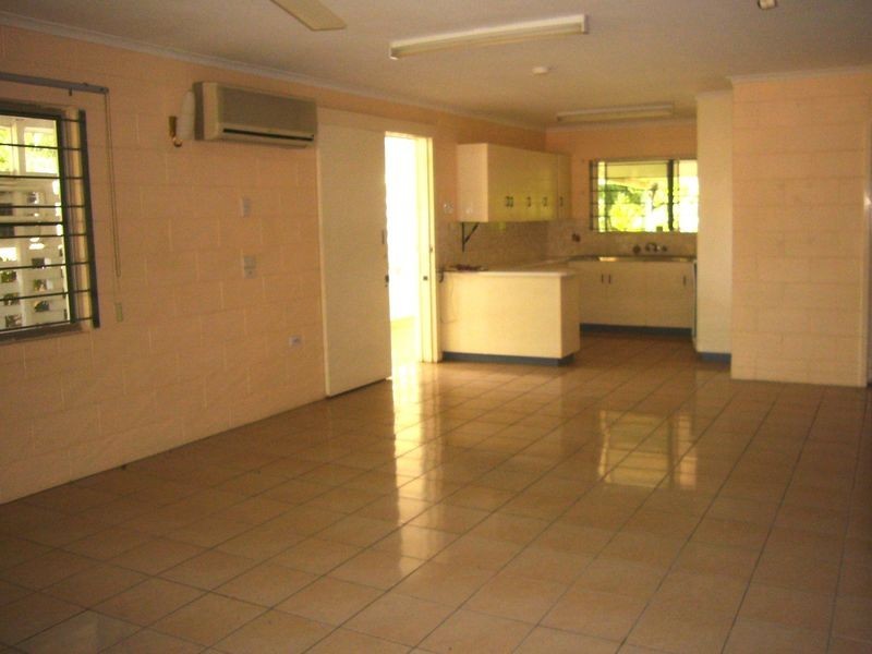 27 Oak Street, Holloways Beach QLD 4878