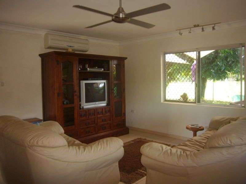 9 Mahogany Street, Holloways Beach QLD 4878