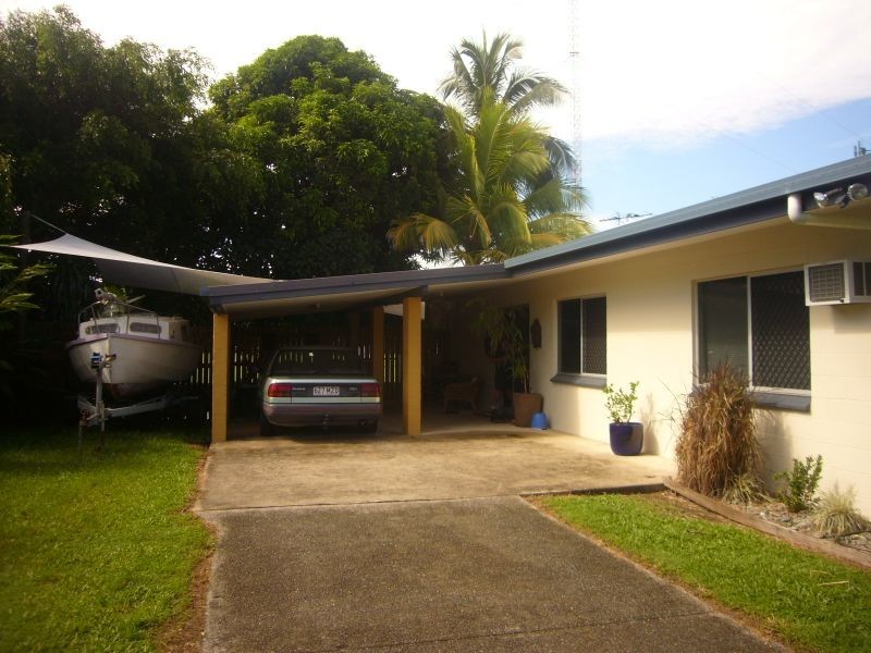 9 Mahogany Street, Holloways Beach QLD 4878