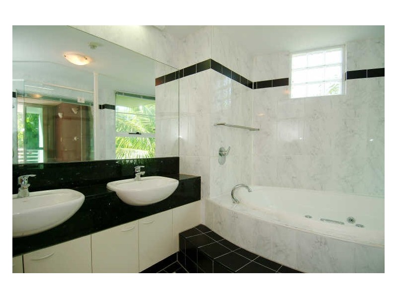 18/2 Deauville Close, Yorkeys Knob QLD 4878