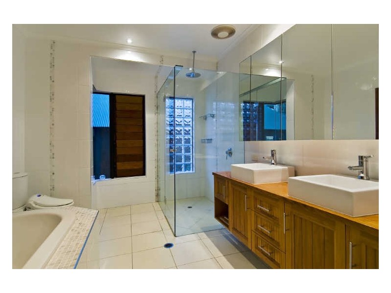 11 Arlington Esplanade, Clifton Beach QLD 4879