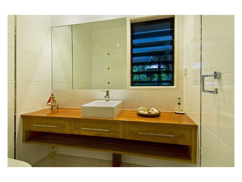 11 Arlington Esplanade, Clifton Beach QLD 4879