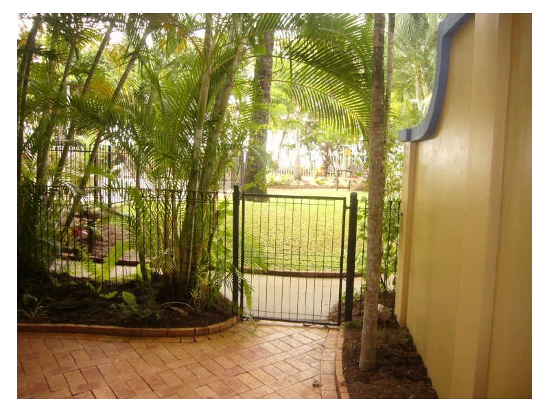 2/61 Sims Esplanade, Yorkeys Knob QLD 4878