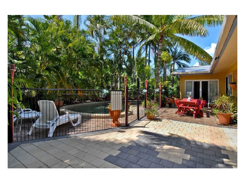 3 Oliva Street, Palm Cove QLD 4879
