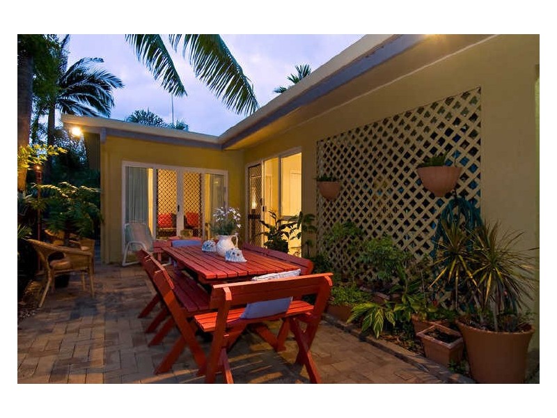 3 Oliva Street, Palm Cove QLD 4879