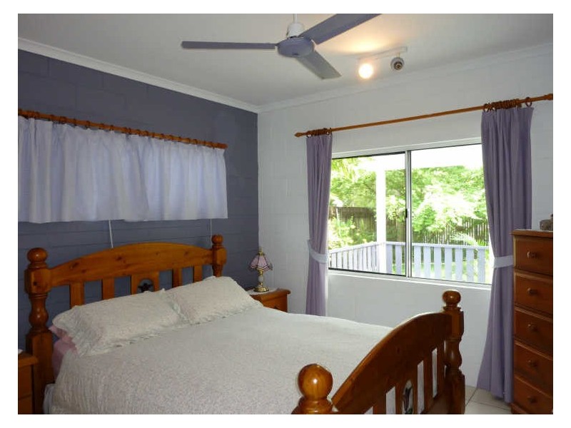 2/1 Baronia Crescent, Holloways Beach QLD 4878