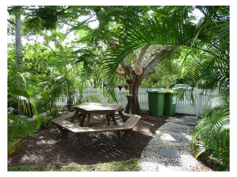 2/1 Baronia Crescent, Holloways Beach QLD 4878