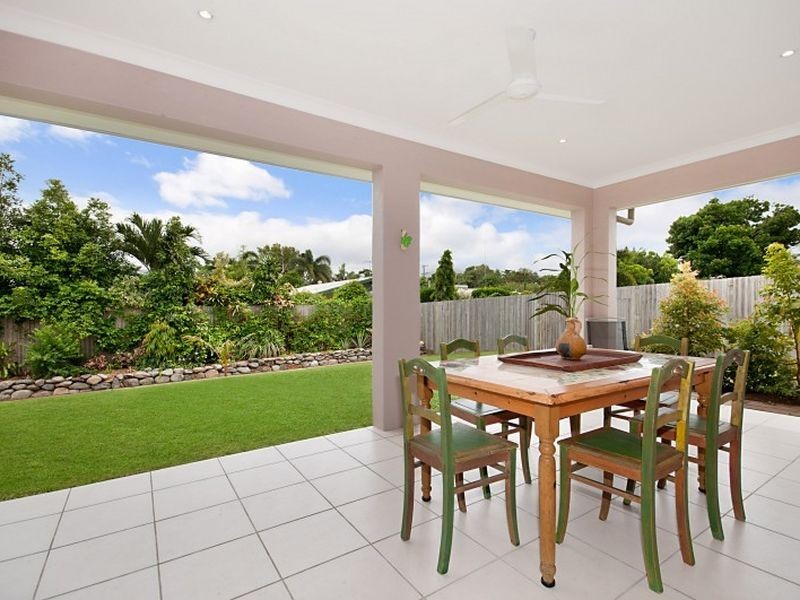 9 Norfolk Close, Holloways Beach QLD 4878