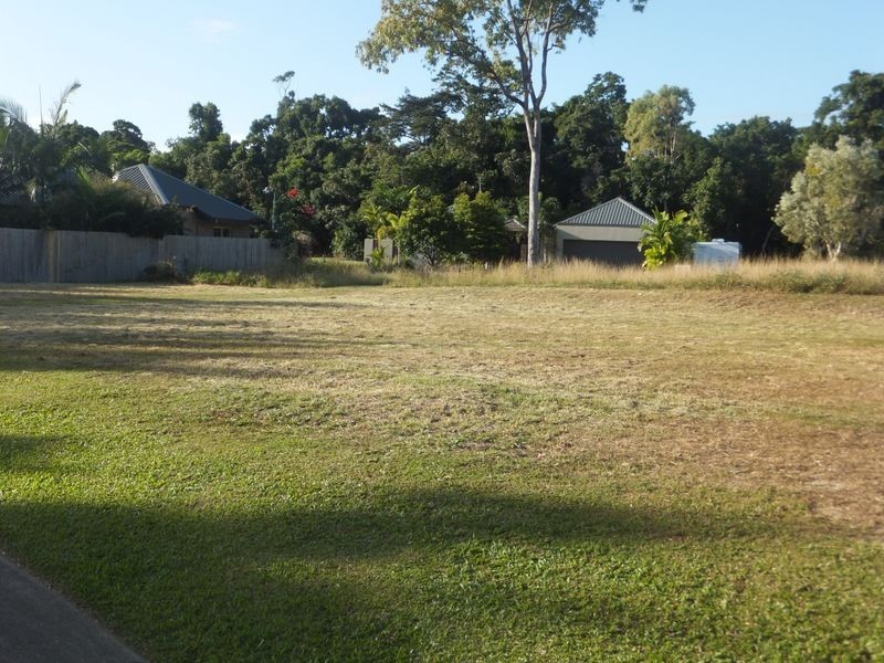 11 Lillian Road, Palm Cove QLD 4879