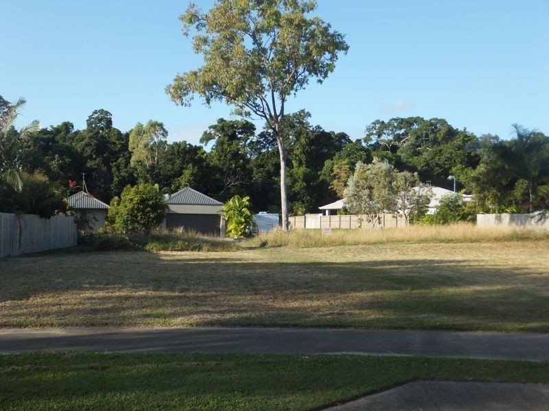 11 Lillian Road, Palm Cove QLD 4879