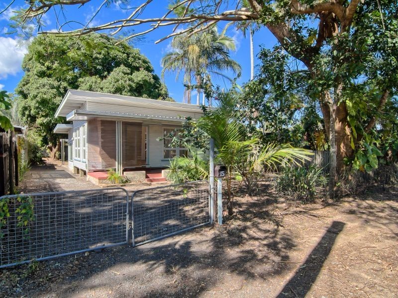 15 Prior Street, Machans Beach QLD 4878