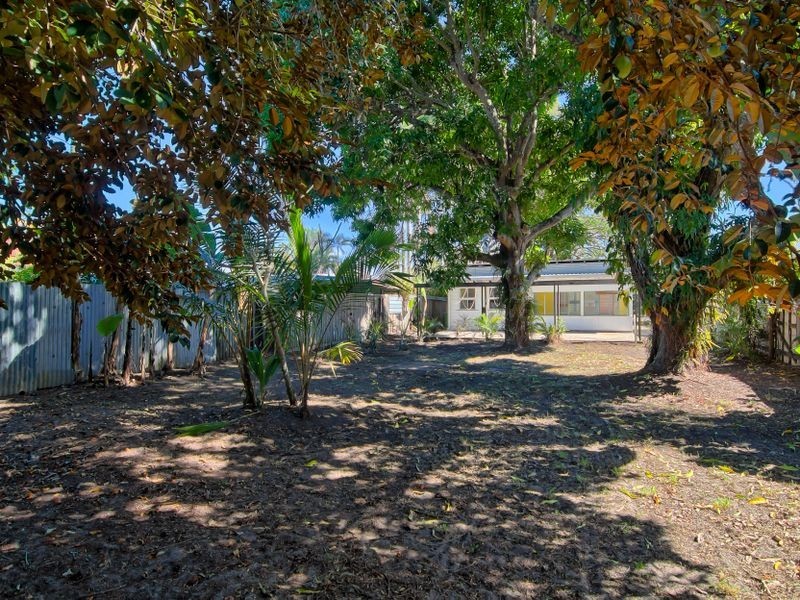 15 Prior Street, Machans Beach QLD 4878