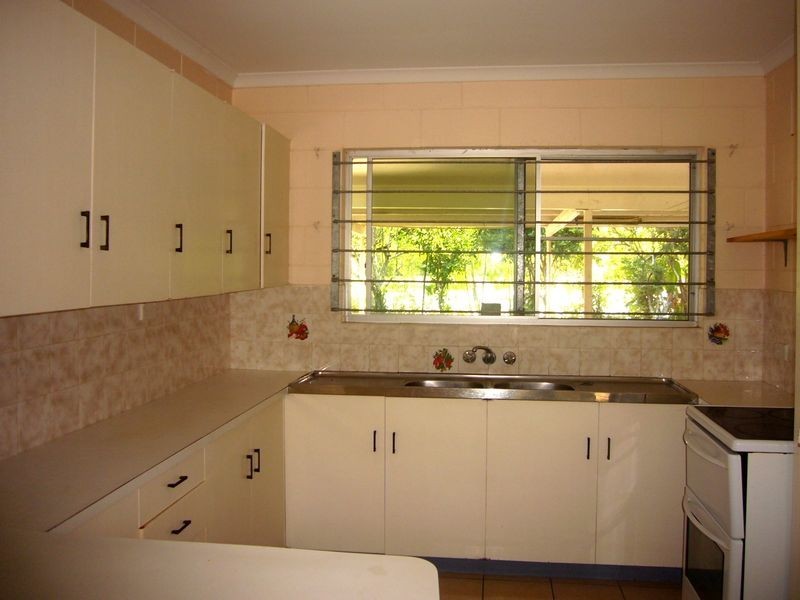 27 Oak Street, Holloways Beach QLD 4878