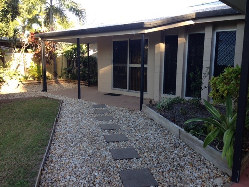 2/1 Josephine Close, Yorkeys Knob QLD 4878