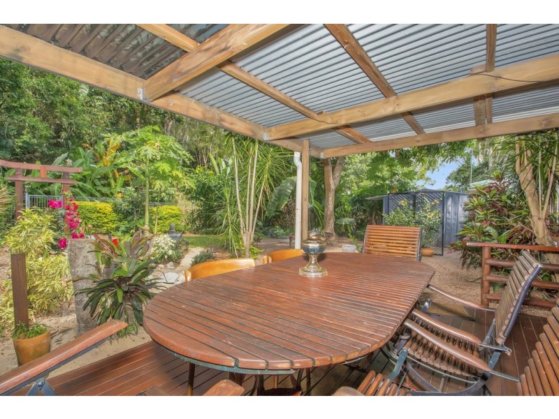 9 Hickory Street, Holloways Beach QLD 4878