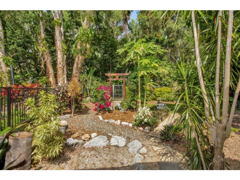 9 Hickory Street, Holloways Beach QLD 4878