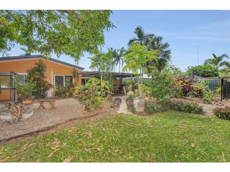 9 Hickory Street, Holloways Beach QLD 4878