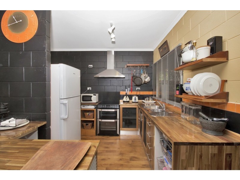 9 Hickory Street, Holloways Beach QLD 4878