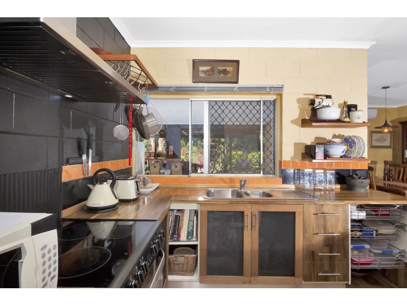 9 Hickory Street, Holloways Beach QLD 4878