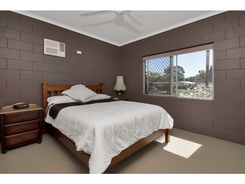 9 Hickory Street, Holloways Beach QLD 4878