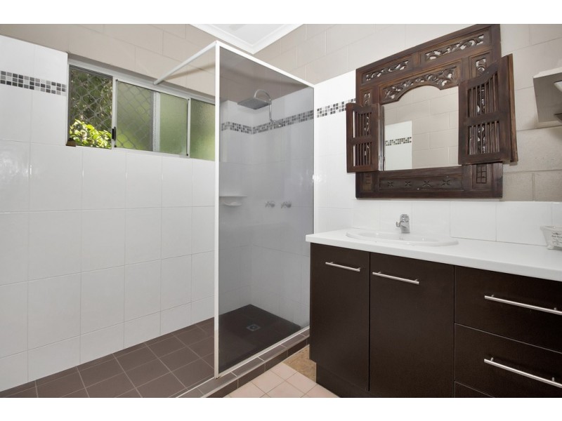 9 Hickory Street, Holloways Beach QLD 4878