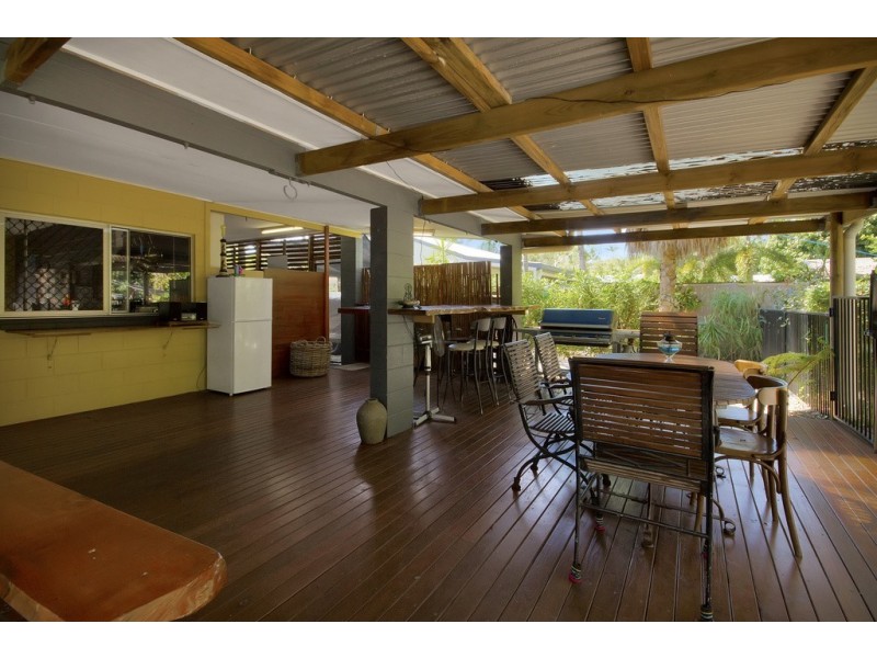 9 Hickory Street, Holloways Beach QLD 4878