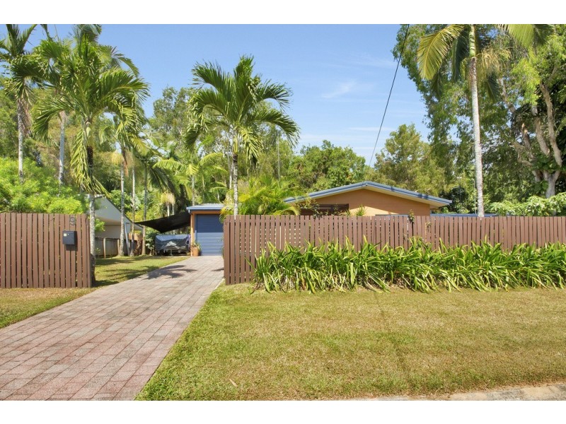 9 Hickory Street, Holloways Beach QLD 4878