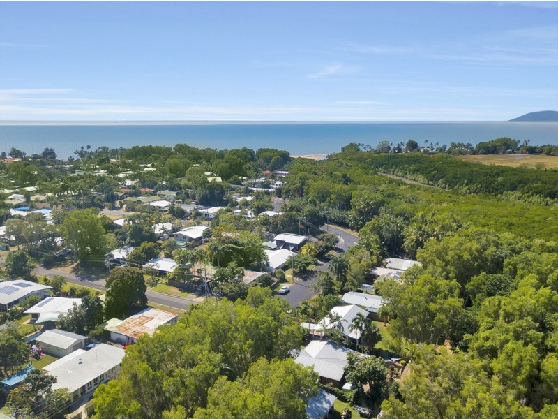 9 Hickory Street, Holloways Beach QLD 4878