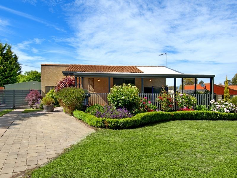 4 Rundle Place, Kambah ACT 2902