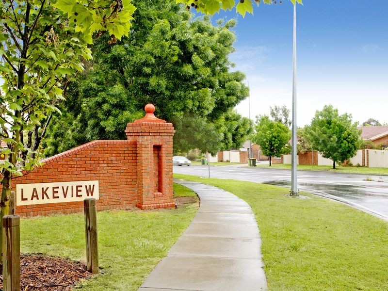 2/103 Bicentennial Drive, Jerrabomberra NSW 2619
