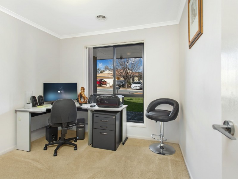 6 McGilvray Close, Gordon ACT 2906