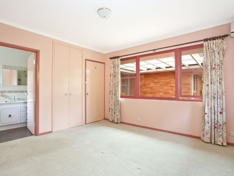 8 Caley Crescent, Narrabundah ACT 2604