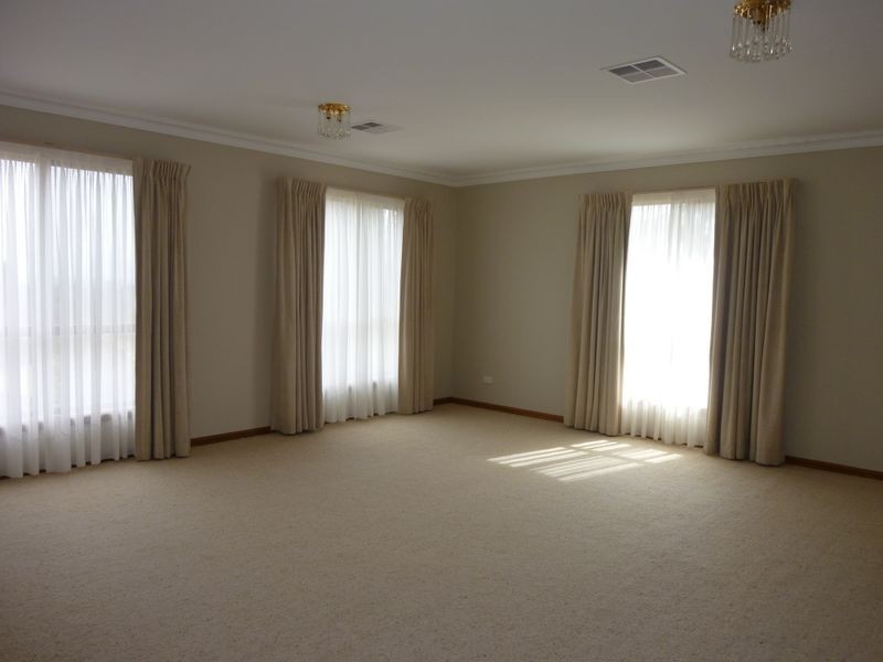 43 Julia Flynn Avenue, Isaacs ACT 2607