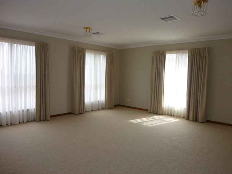 43 Julia Flynn Avenue, Isaacs ACT 2607