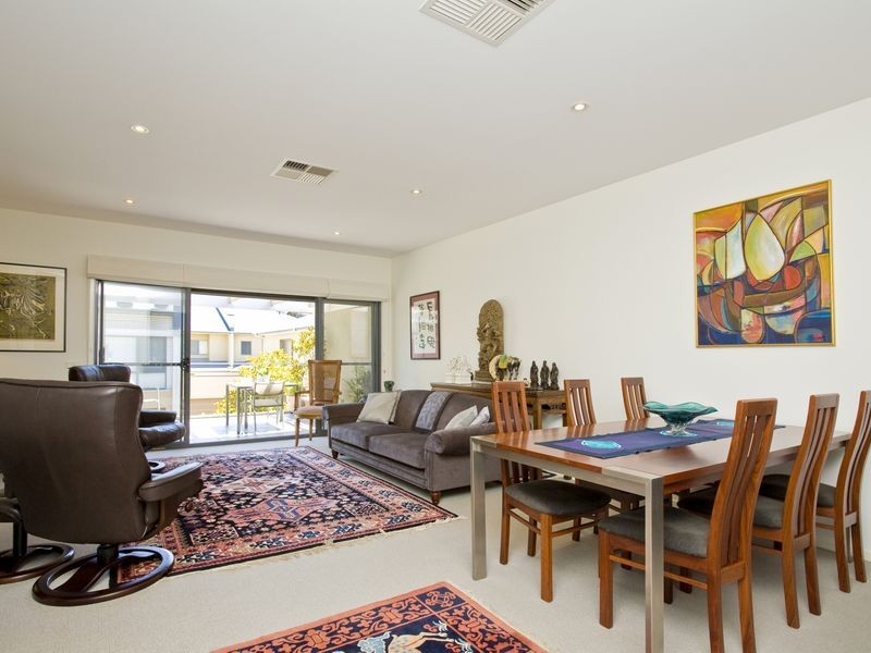 18/25 Jerrabomberra Avenue, Narrabundah ACT 2604