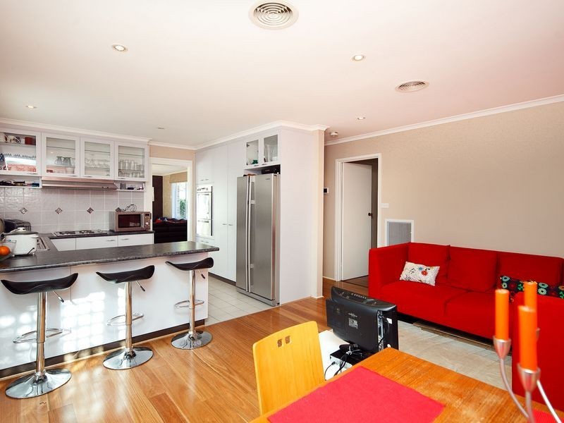27 Ringrose Crescent, Isaacs ACT 2607