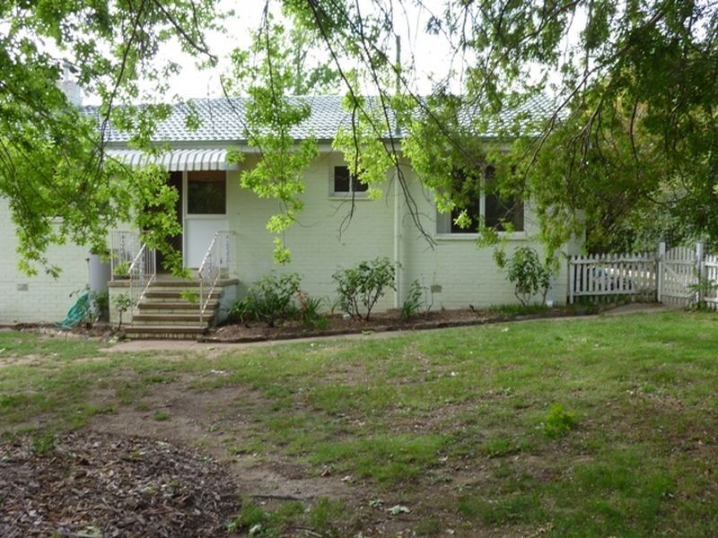 8 Buchanan Street, Narrabundah ACT 2604