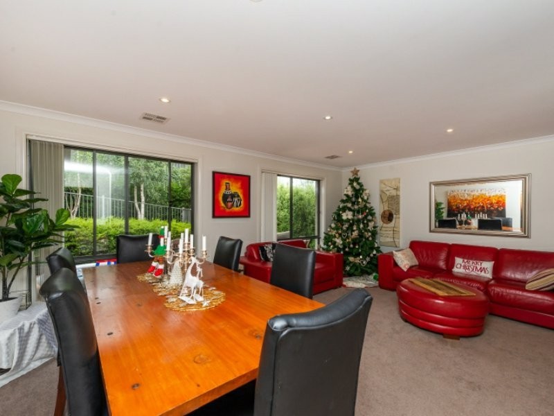 2 Laurence Close, Jerrabomberra NSW 2619