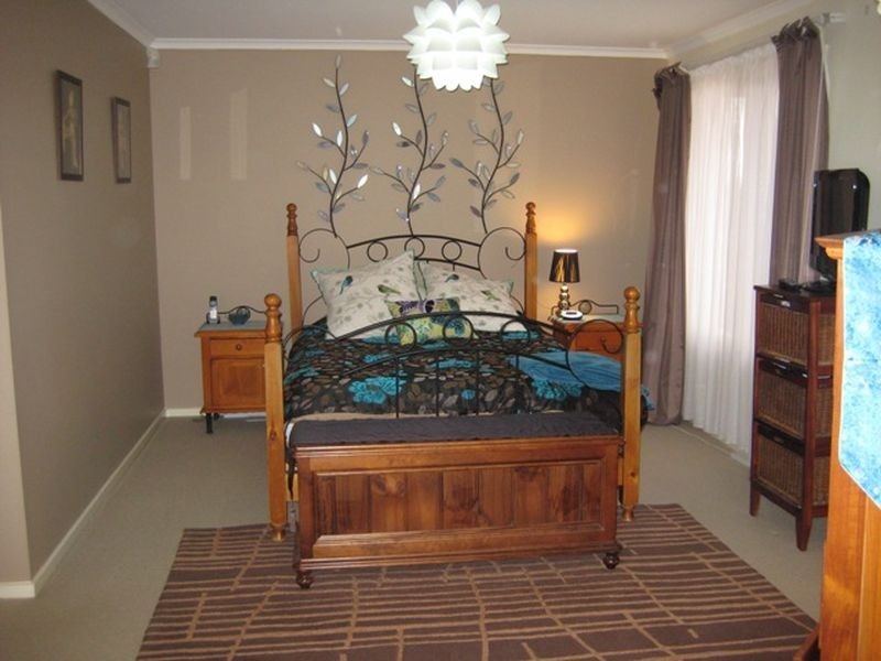 12 Whitty Crescent, Isaacs ACT 2607