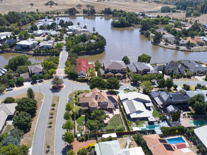 4 Lakeview Gardens, Jerrabomberra NSW 2619