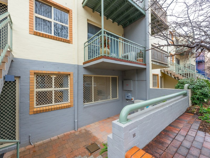 18 Bootle Place, Phillip ACT 2606