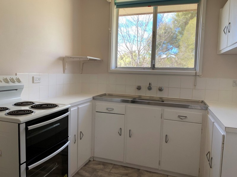 2/8 MacNaughton, Higgins ACT 2615