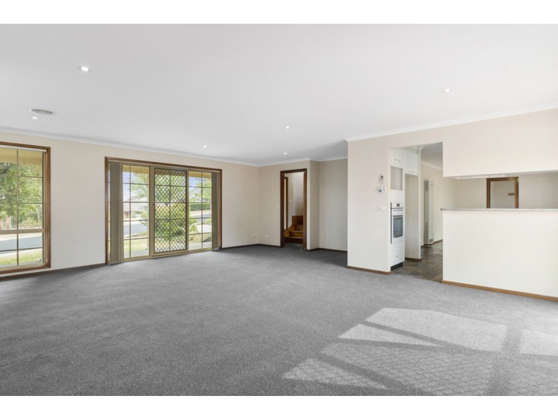 61 Crest Park Parade, Queanbeyan NSW 2620