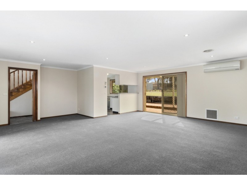 61 Crest Park Parade, Queanbeyan NSW 2620