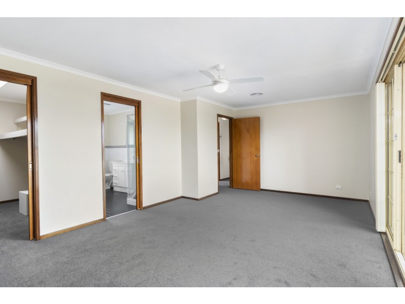 61 Crest Park Parade, Queanbeyan NSW 2620