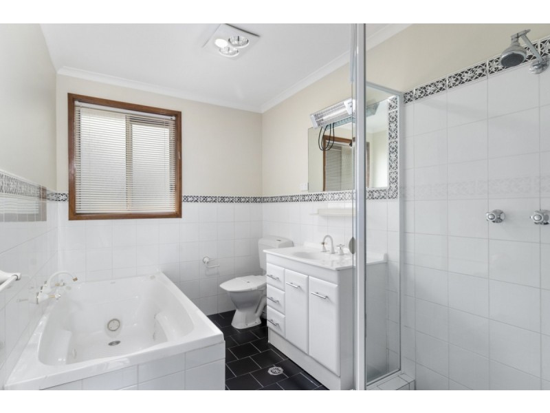 61 Crest Park Parade, Queanbeyan NSW 2620