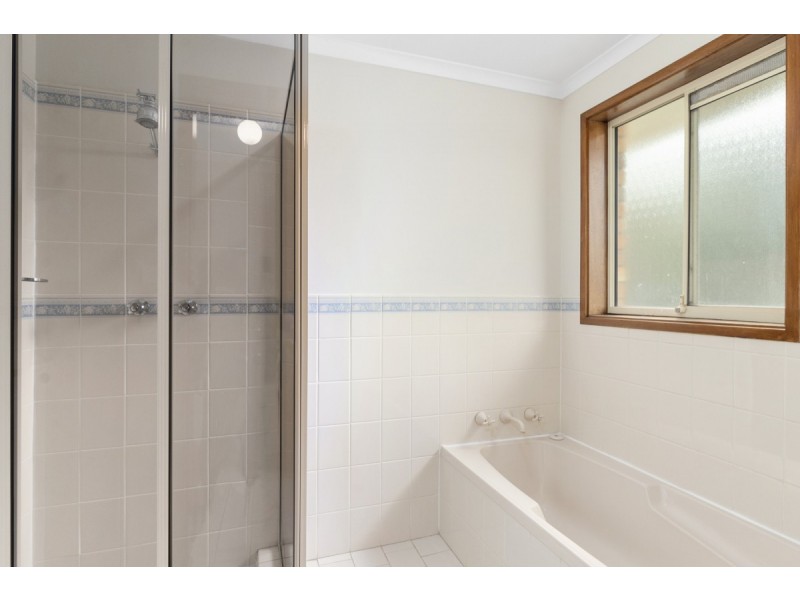 61 Crest Park Parade, Queanbeyan NSW 2620