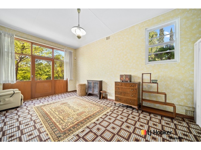 6 Hotham Crescent, Deakin ACT 2600